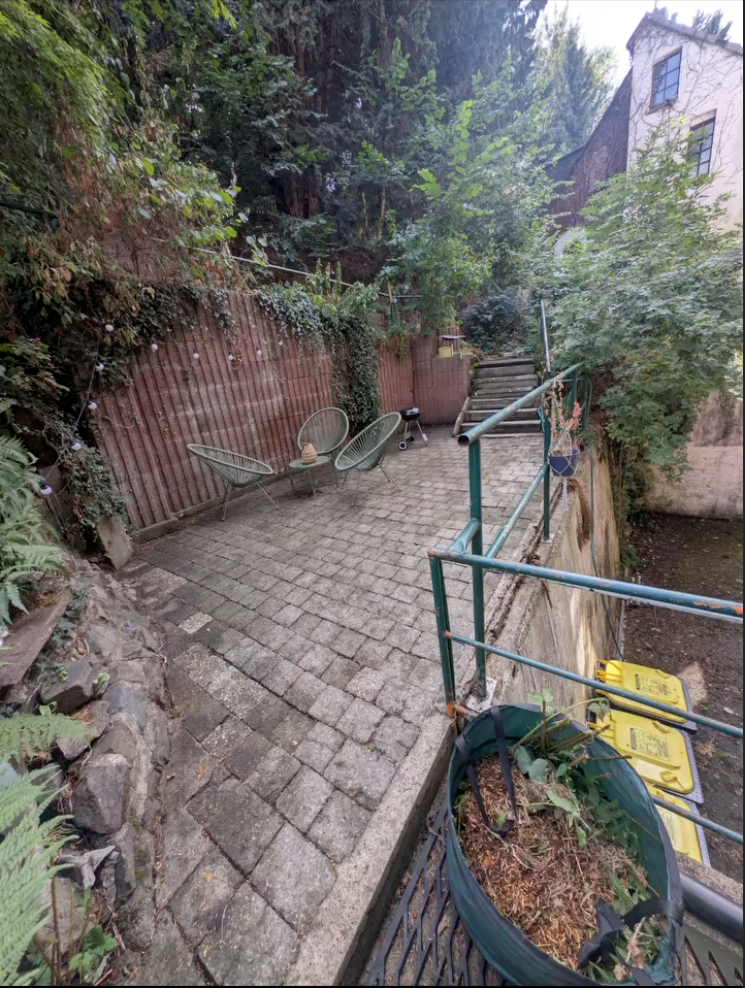 Terrassen- und Gartenbereich vor handwerklichen Arbeiten