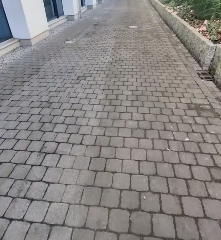 Gereinigte Pflasterfläche nach dem Arbeitseinsatz